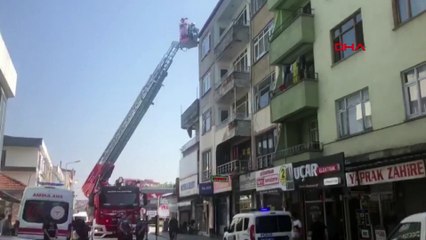 Erkek arkadaşının eve kilitlediği kadını itfaiye kurtardı