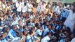 VIDEO: शिक्षकों के तबादले से नाराज ग्रामीणों ने जड़ा स्कूल पर ताला, विद्यार्थीयों को लेकर धरने पर बैठे
