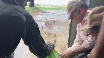 Pakistan Başbakanı Şerif, afetzedelere helikopterden yardım malzemesi dağıttı