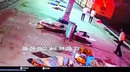 مقطع فيديو يثير الغضب في الهند... رجل يخطف رضيع من حضن والدته