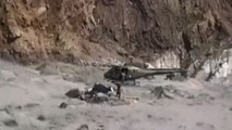 Pakistan, l'elicottero salva un uomo da un fiume in piena