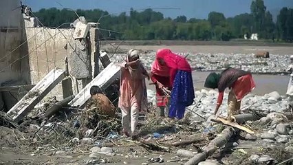Inondations au Pakistan: la crue d'une rivière détruit des habitations
