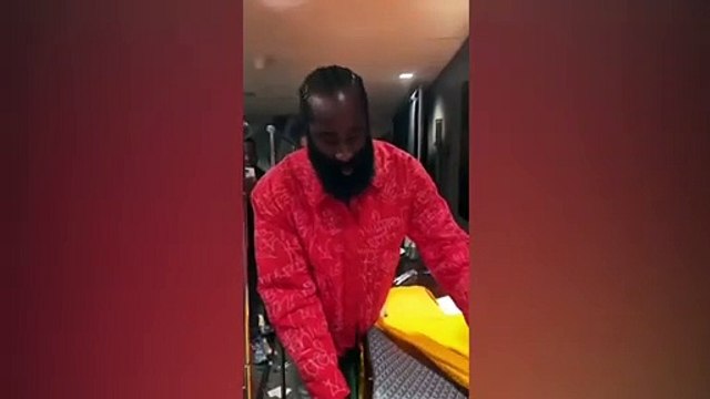 Amerikalı rapçi Lil Baby, arkadaşı James Harden’a doğum gününde 250 bin dolar nakit para hediye etti