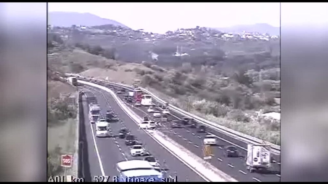 Suv straniero fa inversione a "U" in A1, la polizia lo ferma