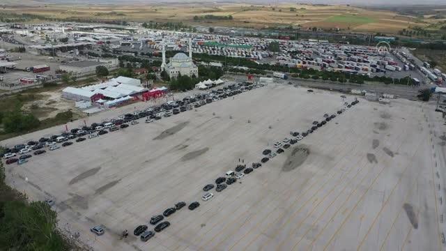 Kapıkule'de çıkış için bekleyen gurbetçiler dinlenme alanlarında vakit geçiriyor