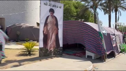 Irak'ta Sadr siyasetten tamamen çekildi