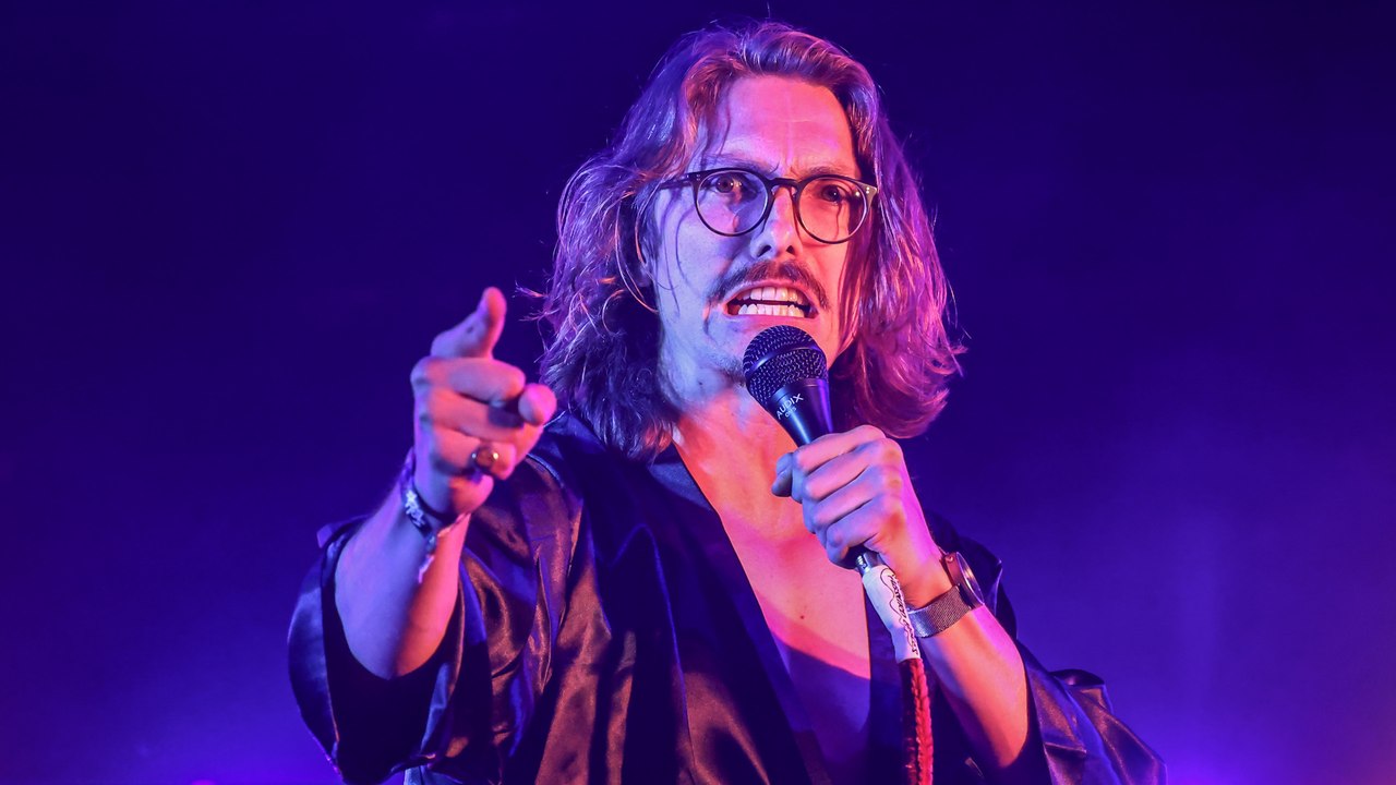 Marc Rebillet, le chanteur au peignoir qui a insulté Macron lors d'un festival électro au Touquet