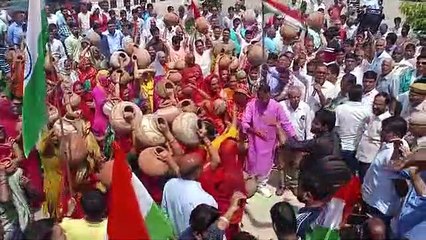 राजस्थान में यहां गुस्साएं शहरवासियों ने किया नगर परिषद के सामने मटकी फोड़ प्रदर्शन