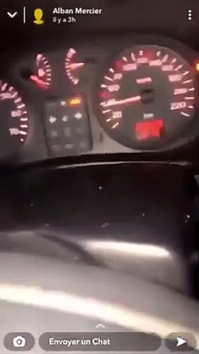 Ce conducteur rentre ivre de soirée et prend un inconnu bizarre en stop sur le chemin