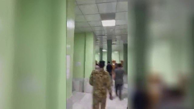 أنصار التيار الصدري يدخلون مبنى محافظة ذي قار #العربية