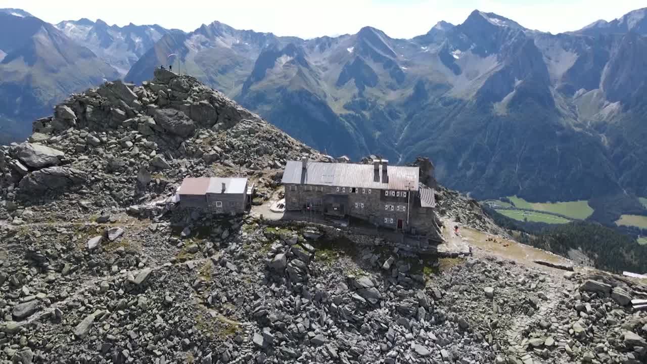 Nel cuore dell'Europa un rifugio alpino a cavallo dei confini