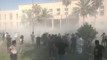 إطلاق قنابل مسيلة للدموع على محتجين أمام القصر الجمهوري