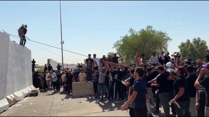 Sadr siyasetten çekildi, Bağdat karıştı: Sokağa çıkma yasağı