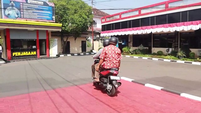 Serah Terima Hadiah Motor di Gerai Vaksinasi Polres Sukoharjo