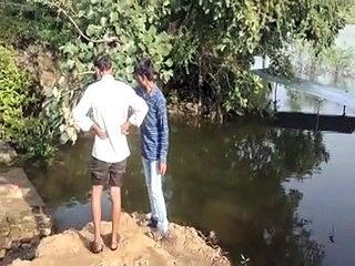 तालाब की वेस्टवेयर को तोड़ा, रातभर व्यर्थ बहता रहा पानी-video
