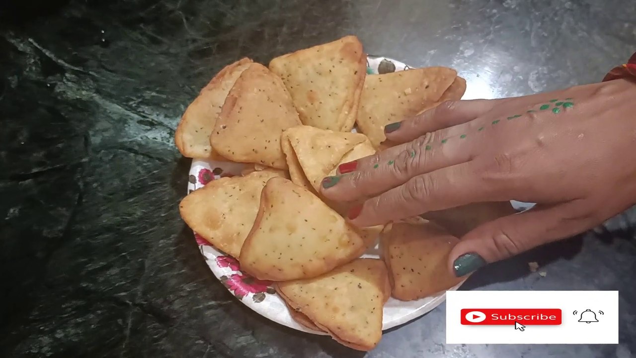 पफ बिस्किट जैसी परतों वाले कुरकुरे मसाला नमकपारे निमकी |  NimkiMathri Recipe - Tea time Snacks