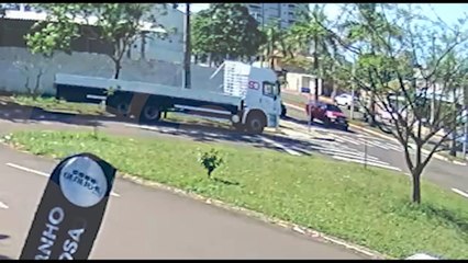 Capotamento na Avenida Brasil: Vídeo mostra momento em que caminhão atinge L200