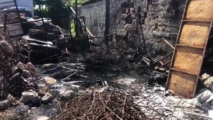 Registro da parte interna da sucata incendiada no bairro Cidade dos Funcionários