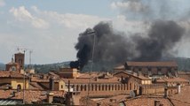 Bologna, incendio in Via Rialto: Vigili del Fuoco in azione (29.08.22)