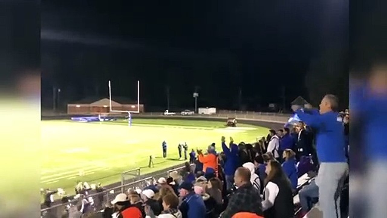 Adorable  ce père est le plus grand fan de sa fille pom-pom girl