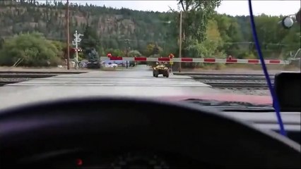 Cet inconscient traverse une voie ferrée et évite le pire de très peu