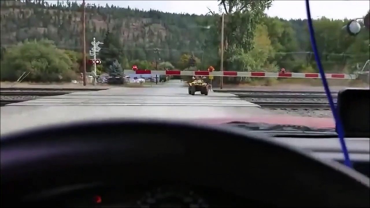 Cet inconscient traverse une voie ferrée et évite le pire de très peu