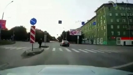 Cette femme qui traversait la route a eu beaucoup de chance