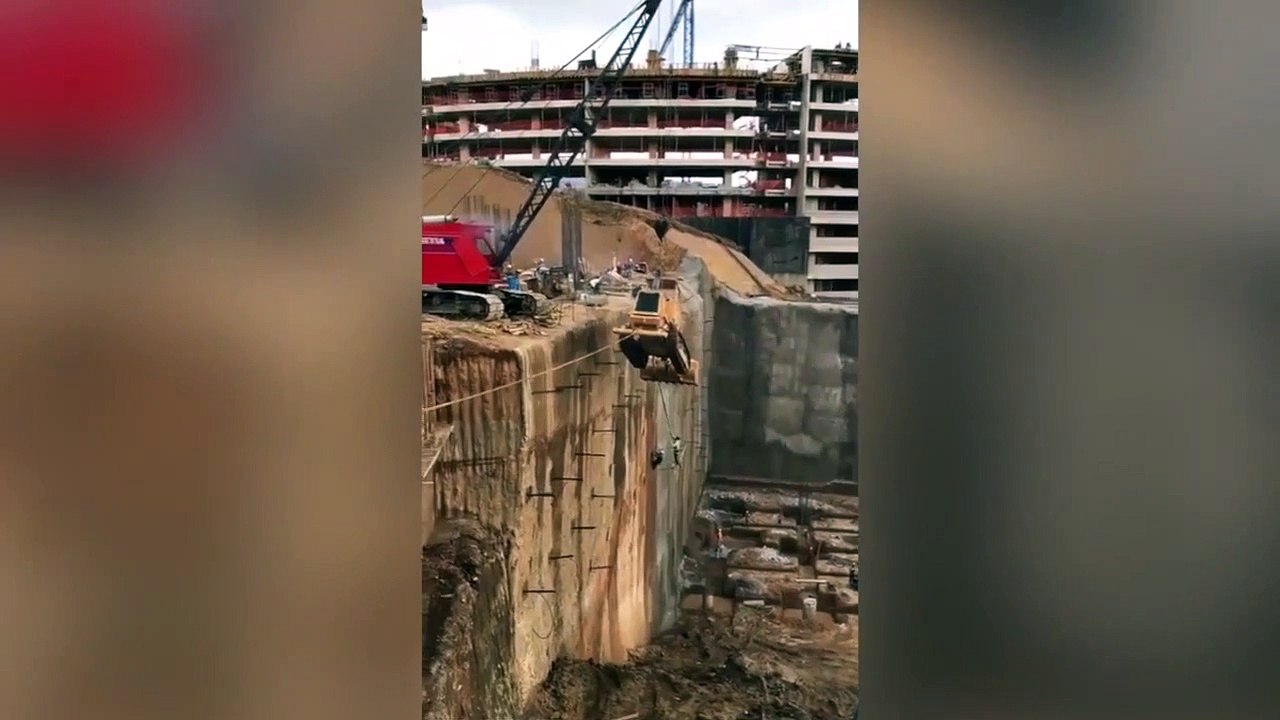 Chantier  la grue a fini par lâcher face au poids de ce tracto-pelle