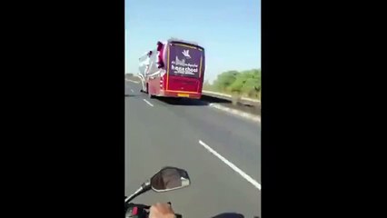 Comment ce bus peut-il encore rouler dans un tel état