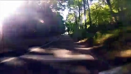 Effrayant  ce cycliste se retrouve face à un automobiliste en contre-sens