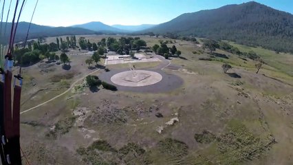 En atterrissant, ce parachutiste se fait attaquer par un kangourou !