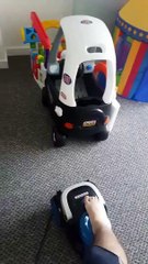 Hilarant  ce bébé veut aussi passer l'aspirateur