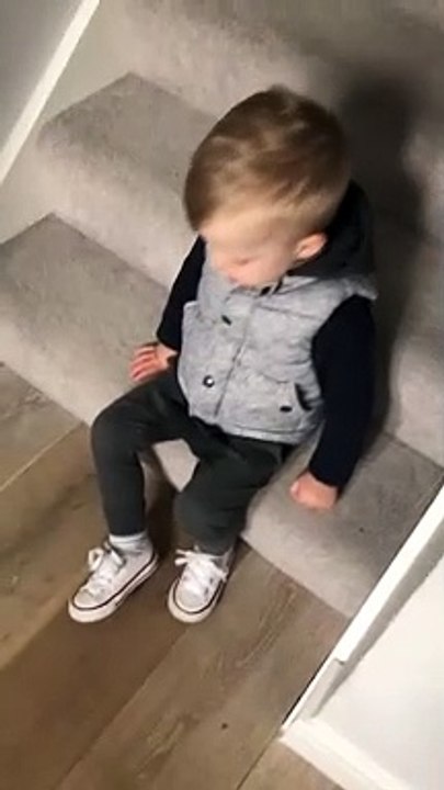 Hilarant  quand ton fils s'endort sur les escaliers