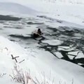 Il n'aurait pas du traverser ce cours d'eau gelé en motoneige !