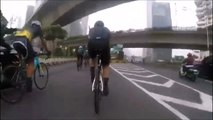 Incroyable  ce cycliste se fait voler son téléphone en pleine route !