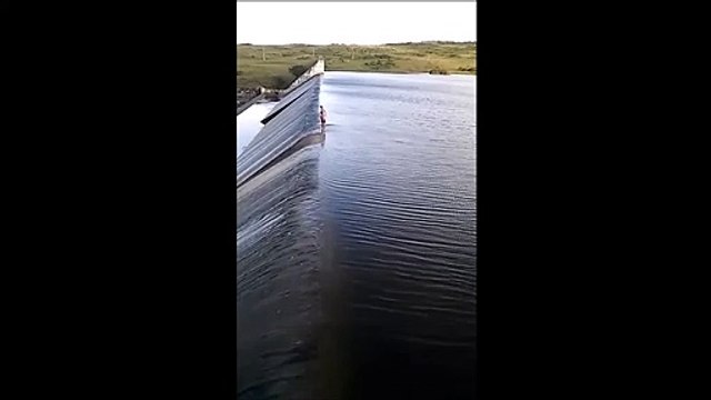Incroyable ils font du toboggan sur un barrage !