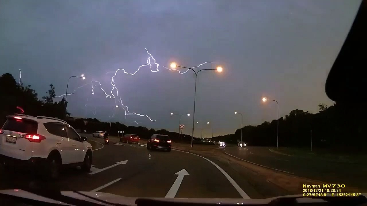 Quel éclair ! Ce conducteur l'a filmé au bon moment