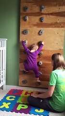 Quel talent  ce bébé fait déjà de l'escalade