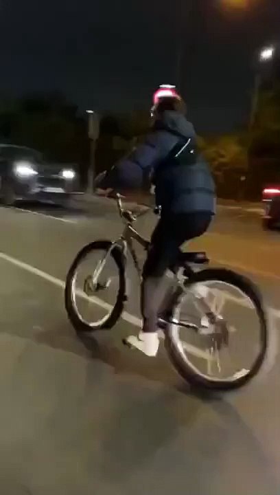 Un automobiliste n'est pas fan d'un gars qui fait des figures à vélo au milieu de la route