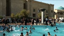 A Baghdad gran bagno dei manifestanti nella piscina del governo