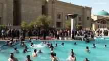 شاهد بعد اقتحامه.. أنصار الصدر في حمام سباحة القصر الجمهوري في بغداد