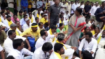 పోలీసులు, టీడీపీ నేతల వాగ్వాదం| Paritala Sunitha Vs Police