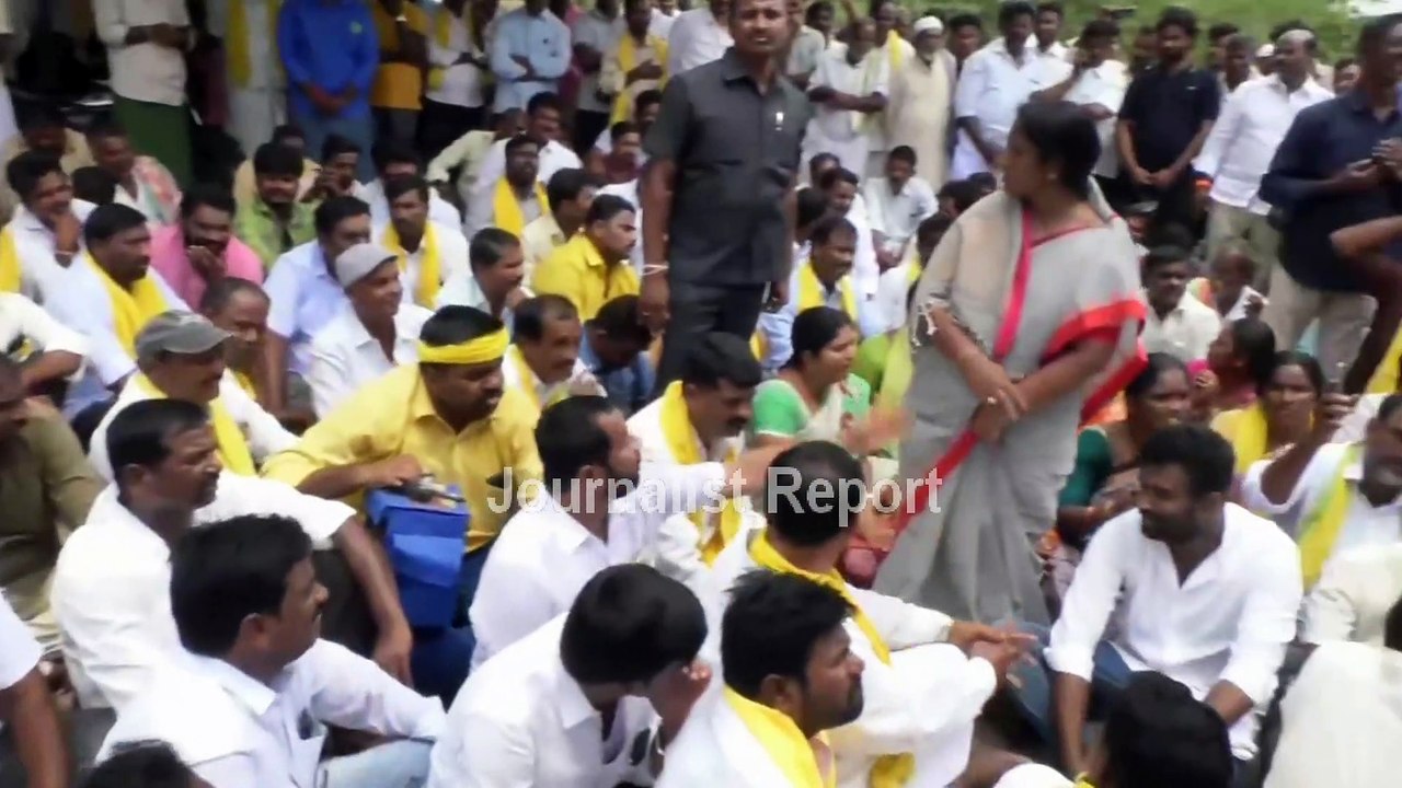 పోలీసులు, టీడీపీ నేతల వాగ్వాదం| Paritala Sunitha Vs Police