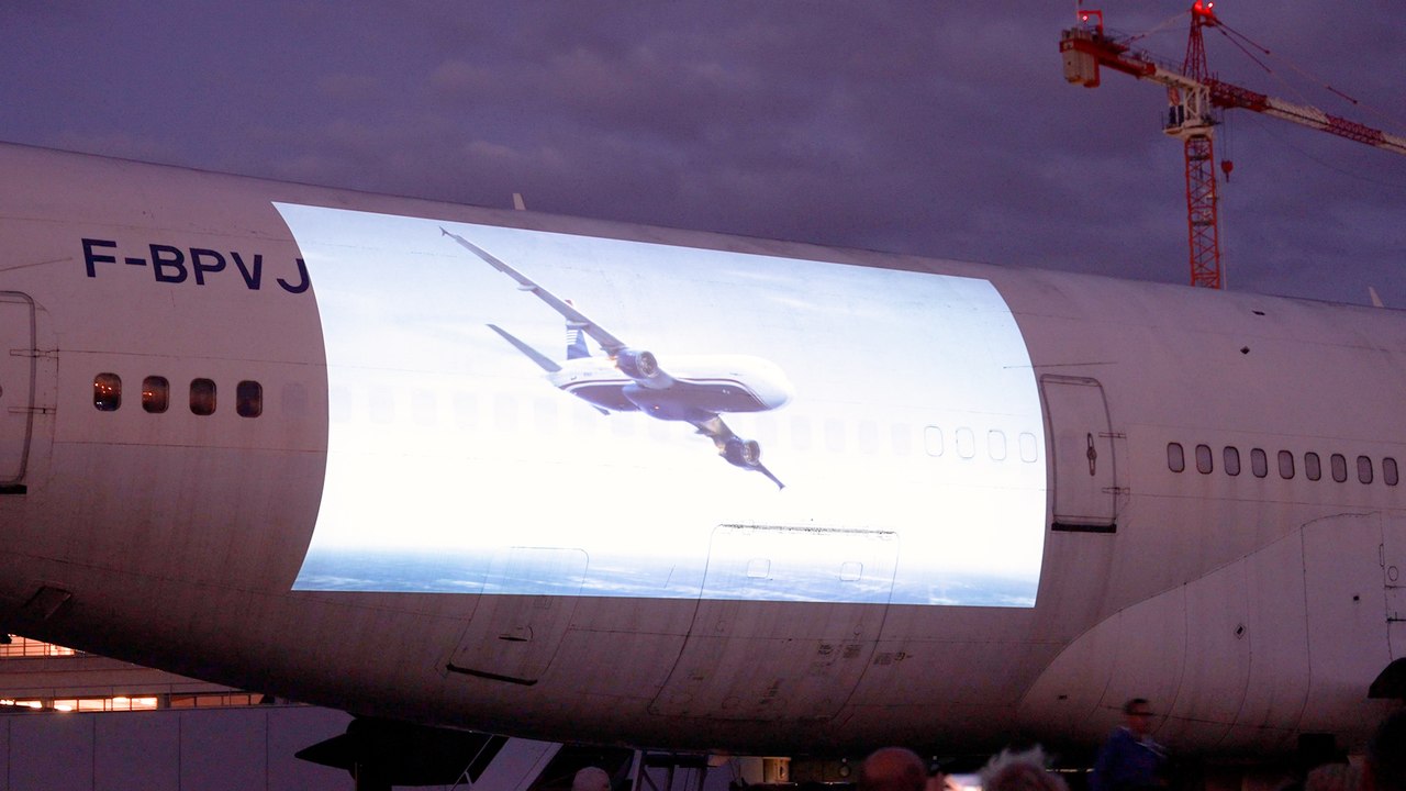« C'est mieux qu'au cinéma » : des films projetés sur un Boeing 747 au Bourget
