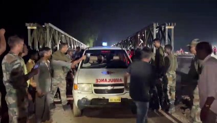 सेना के जवानों ने दिन में बच्चों को बैली ब्रिज से कराया पार, शाम को एंबुलेंस निकाली