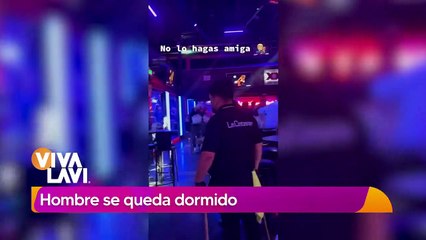 Se queda dormido en el antro y mujer aporvecha para revisarle el celular