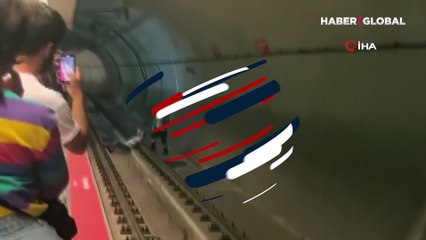 Metro istasyonunda akıllara durgunluk veren manzara: Ellerini başının altına aldı, raylara boylu boyunca uzandı