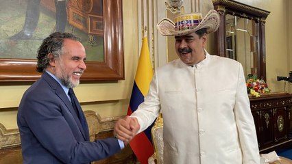 Así fue el abrazo de Armando Benedetti y Nicolás Maduro tras la reapertura de la Embajada
