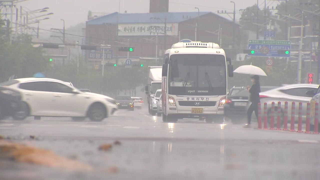 [날씨] 오늘 전국 비, 중부 120mm↑...낮 동안 선선, 서울 22℃ / YTN