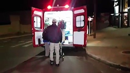 Ciclista colide contra porta de loja e fica ferido